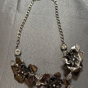 Chic Floral Silver Necklace